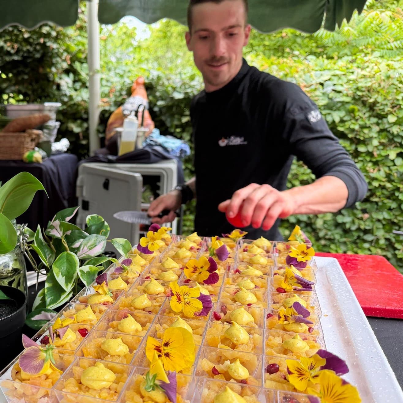 Harry bereidt gerechten tijdens een evenement
